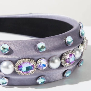Détails du serre-tête large lilas avec perles blanches et cristaux étincelants