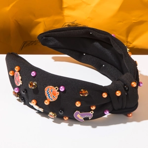 Detail eines Halloween Haarreifens mit bunten Perlen und festlichen Charm-Verzierungen