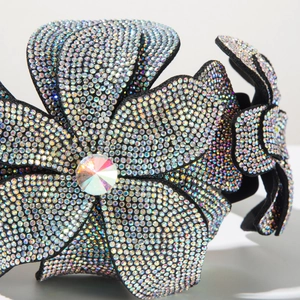 Détail de l'accessoire cheveux baroque avec fleurs serties de strass multicolores