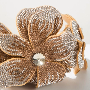 Détail du serre-tête baroque avec fleurs en cristaux de champagne et strass scintillants