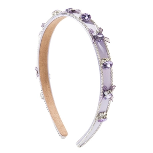 Serre-tête violet clair scintillant avec cristaux, perles et nœud sur fond blanc pur