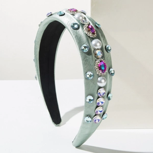 Serre-tête en satin vert avec perles de luxe et strass colorés sur support blanc