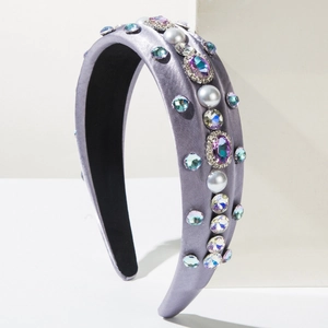 Serre-tête en satin violet orné de strass brillants et perles blanches élégantes