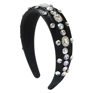 Serre-tête large en satin noir élégant avec perles et cristaux sur un fond blanc pur