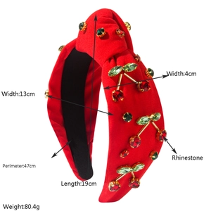 Dettaglio delle dimensioni del cerchietto a ciliegia rossa con cristalli lucidi