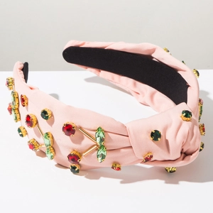 Dettaglio fascia rosa con nodo decorata con ciliegie di pietre preziose e cristalli