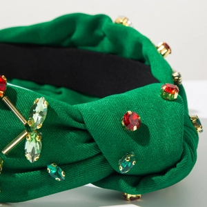 Dettaglio del cerchietto in tessuto verde con strass e fodera interna antiscivolo