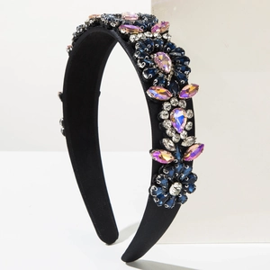 Vue détaillée du serre-tête baroque large avec fleurs en strass colorés sur satin noir