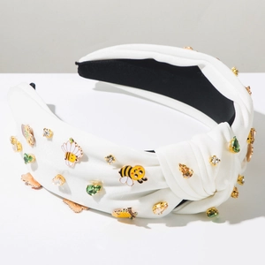 Detailansicht eines weißen Knotenstirnbands mit Bienen, Schmetterlingen und bunten Strasssteinen