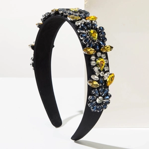 Détail de serre-tête baroque avec motifs floraux en cristal et gemmes bleues jaunes