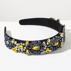 Détail du serre-tête baroque de luxe avec perles de cristal florales sur satin noir