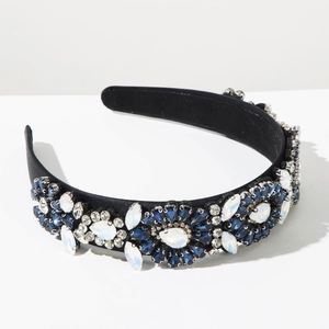 Détail du serre-tête baroque avec cristaux bleus et blancs sur velours noir élégant