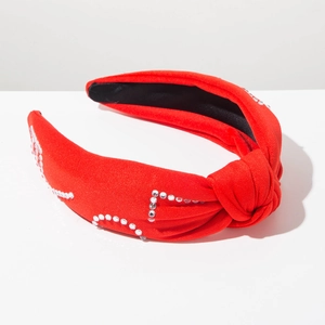 Détail du bandeau noué rouge avec strass blancs étincelants et motifs de vagues