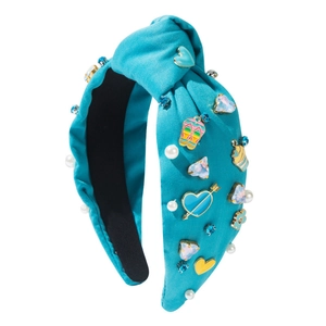 Diadema de satén azul pavo real con nudo, perlas y colgantes de corazón coloridos