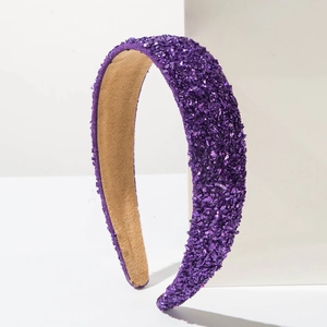 Détail d'un serre-tête violet étincelant en strass avec doublure intérieure en velours