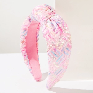 Dettaglio del cerchietto rosa con paillettes, nodo intrecciato ed effetto glitterato