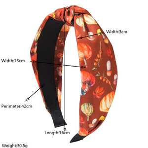 Dettaglio fascia per capelli del Ringraziamento con stampe di zucche e misure precise