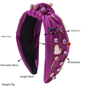 Détail montrant les dimensions et le poids du bandeau noué violet avec strass décoratifs