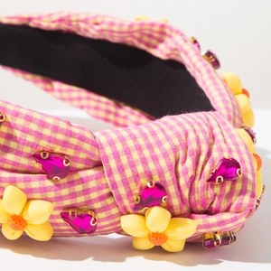 Détail de serre-tête vichy rose avec fleurs en tissu jaune et pierres roses