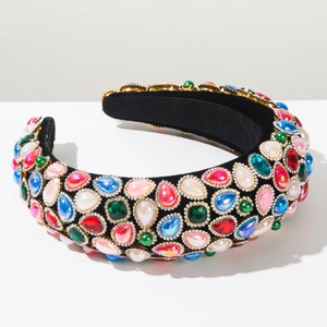 Dettaglio del cerchietto barocco bombato con strass colorati e perle artificiali