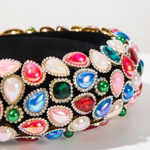 Dettaglio del cerchietto barocco in velluto con strass colorati e perle incastonate