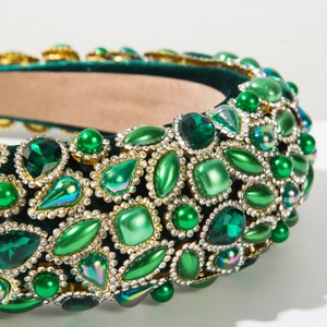 Dettaglio cerchietto in velluto verde con cristalli color smeraldo e perle