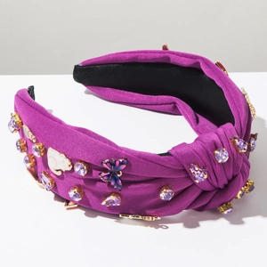 Détail du serre-tête violet noué orné de strass en goutte et de breloques chat