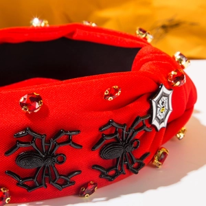 Vue latérale macro du serre-tête araignée Halloween avec strass rouges et toile noire