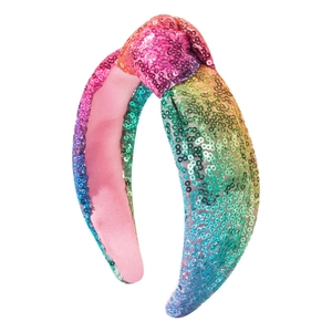 Cerchietto con paillettes sfumate arcobaleno e nodo con finitura a sirena su sfondo bianco