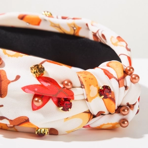 Détail d'un bandeau perlé avec motifs de citrouille d'automne et strass colorés