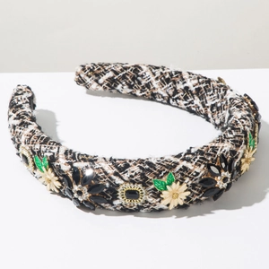 Détail d'un serre-tête en tweed avec strass, fleurs émaillées et feuilles dorées