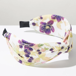 Dettaglio della fascia bohémien a fiori con stampa floreale viola in tessuto satin