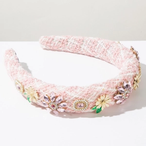 Détail du serre-tête en tweed rose avec fleurs en cristal et marguerites émaillées