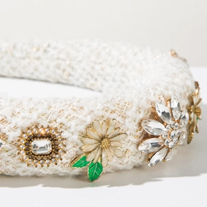 Macro d'un serre-tête en tweed blanc avec strass en cristal et détails floraux