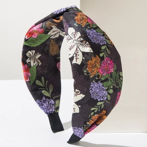 Elegante cerchietto floreale con nodo in stile bohémien e stampe vivaci per le vacanze
