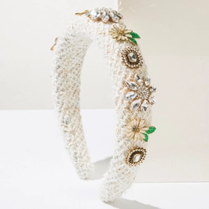 Serre-tête élégant en tweed avec fleurs en cristal et marguerites en émail sur fond blanc