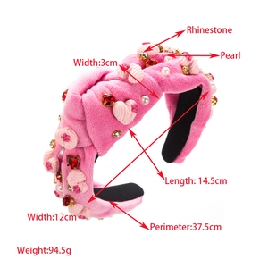 Vue détaillée des dimensions du serre-tête en velours rose avec strass et perles