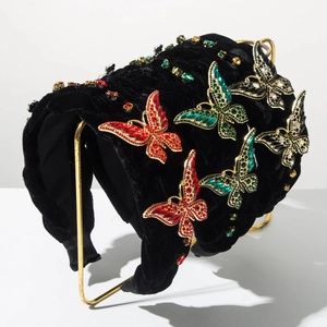 Détail d'un serre-tête en velours noir orné de papillons en cristal étincelants