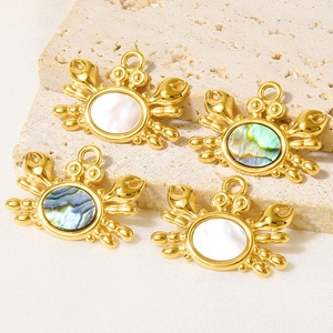 Pendentifs crabe en acier doré avec nacre naturelle pour création de bijoux DIY