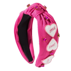Serre-tête en tissu rose avec broderie coeur LOVE et strass roses sur fond blanc éclatant