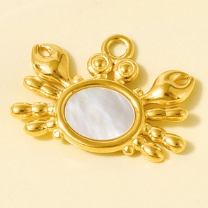 Détail d'un pendentif crabe doré avec nacre incrustée pour la création de bijoux DIY