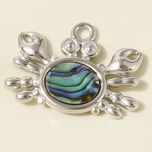 Vue détaillée d'un pendentif crabe en acier inoxydable 304 avec incrustation de nacre colorée