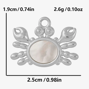Vue détaillée du pendentif crabe en argent avec nacre montrant les dimensions exactes
