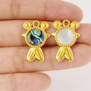 Détail du pendentif crabe doré avec incrustations de nacre blanche et d'abalone coloré