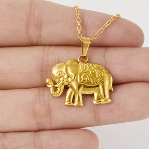Collar de acero inoxidable chapado en oro 18k con colgante de elefante y relieve floral