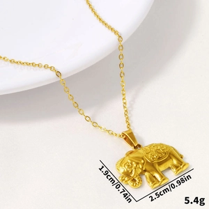 Vista detallada del colgante de elefante dorado con relieve floral y medidas