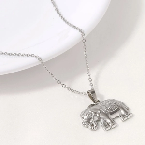 Primer plano del colgante de elefante con motivos florales en collar de tono plata