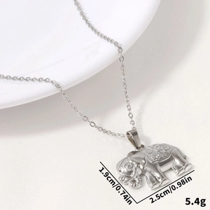 Primer plano detallado del colgante de elefante plateado con motivos florales y 1,9 cm de alto