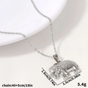 Detalle del colgante de elefante con grabados y dimensiones de la cadena