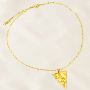 Collana in acciaio inossidabile placcato oro 18k con ciondolo triangolare martellato